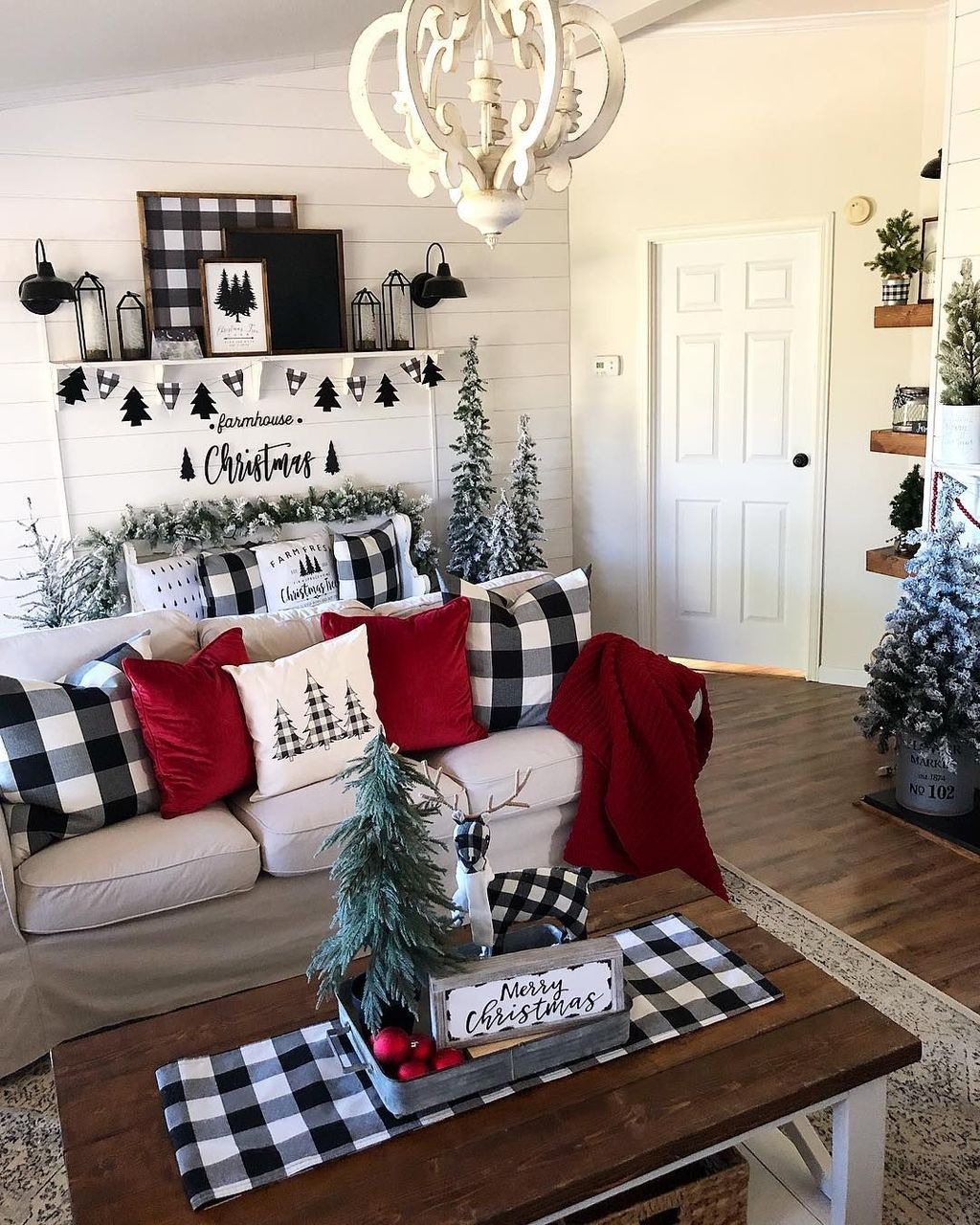 Stunning Christmas Living Room Decorations Ideas