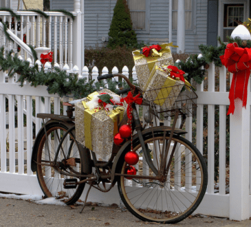 Excellent Garland Christmas outdoor decor ideas