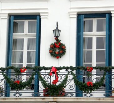 Christmas balcony Decorating Exciting 20 Ideas