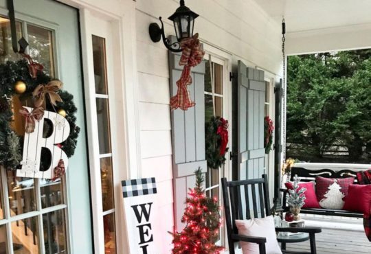 Christmas cottage decor beautiful & festive